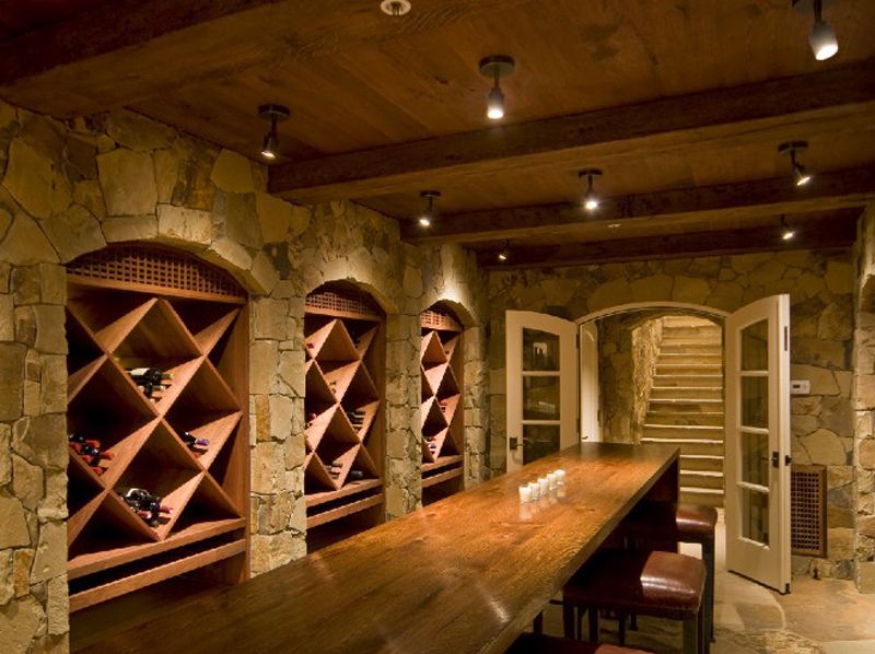 地下室潮濕:原因和解決方案